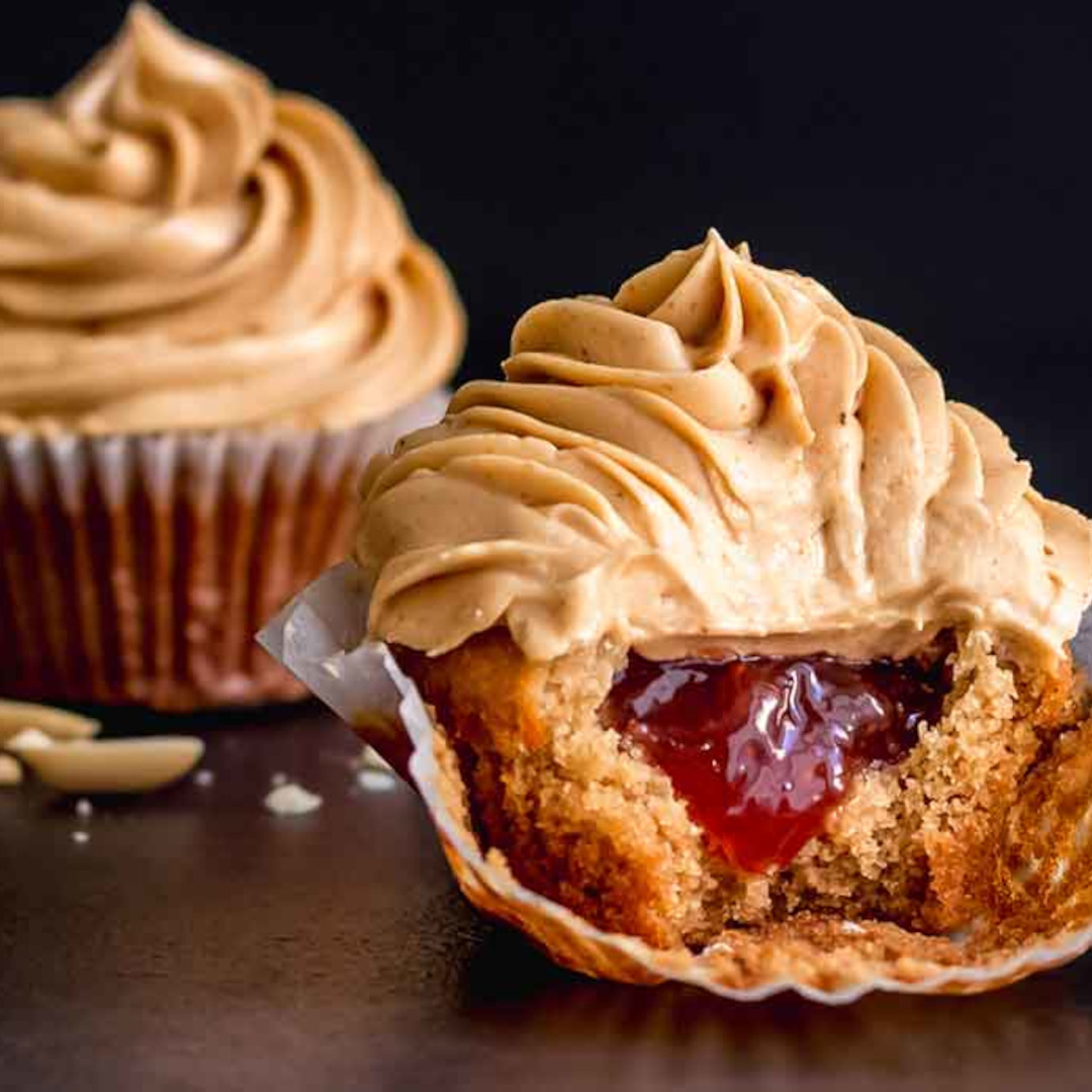 Rezept Erdnussbutter-Erdbeerkonfitüre-Cupcakes