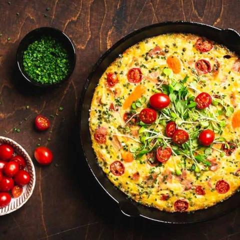 Frittata mit Rösti, Schinken und kleinem Gemüse