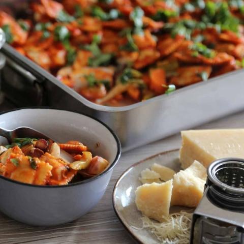 Gemüse-Ravioli auf buntem Winter-Gemüsebeet