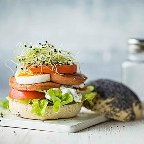 Hero Burger mit Delikatess-Fleischkäse