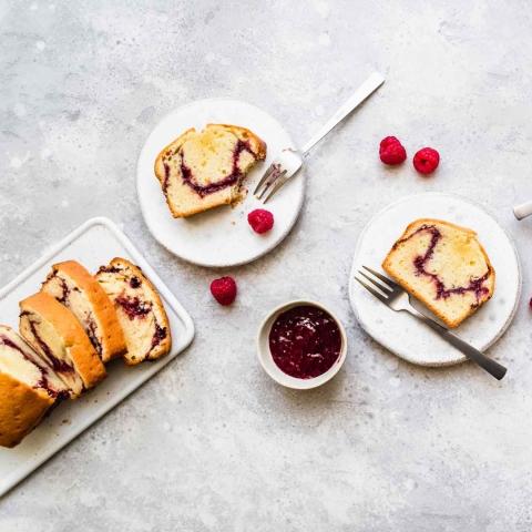 Marmor-Cake mit Himbeerkonfitüre