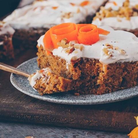 Rüeblikuchen mit Aprikosenkonfitüre