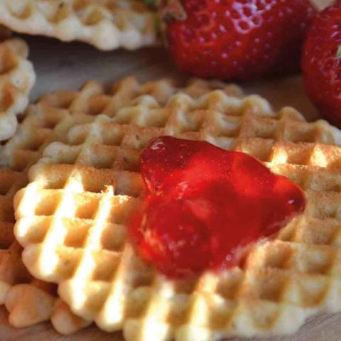 Délicieuses gaufres avec un cœur en confiture