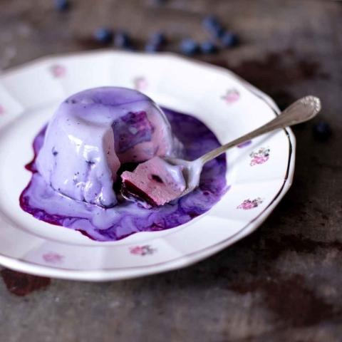 Waldbeeren-Bavarois mit Blaubeeren